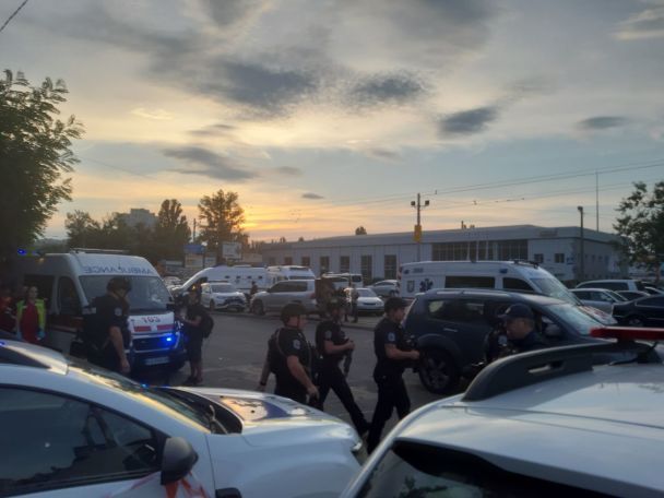 Штурм Шевченківського районного суду Києва, на місце події оперативно прибули правоохоронці, рятувальники та медики / © ТСН.ua