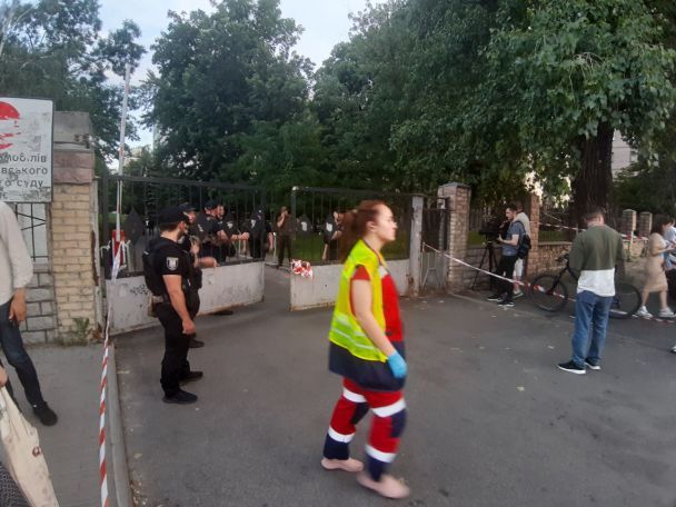 Штурм Шевченківського районного суду Києва, на місце події оперативно прибули правоохоронці, рятувальники та медики / © ТСН.ua