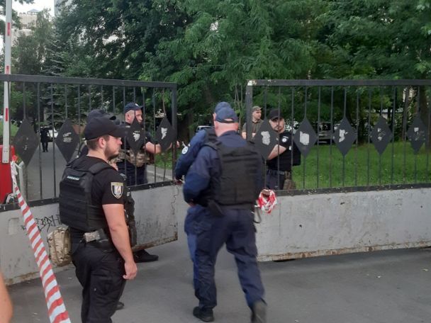 Штурм Шевченківського районного суду Києва, на місце події оперативно прибули правоохоронці, рятувальники та медики / © ТСН.ua