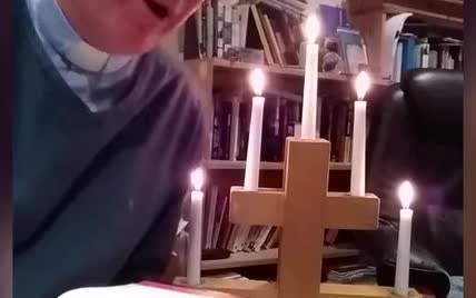Британский священник загорелся от свечи во время онлайн-службы