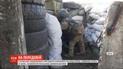 Обстріли на передовій не вщухають: один український боєць дістав поранення на Сході