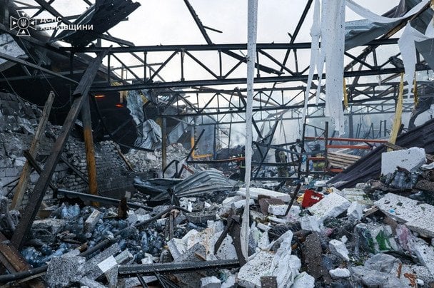 24 липня 2026. Російський БпЛА завдав удару по місту Дергачі — виникла масштабна пожежа в складській будівлі цивільного підприємства на площі 700 кв.м. / © ДСНС