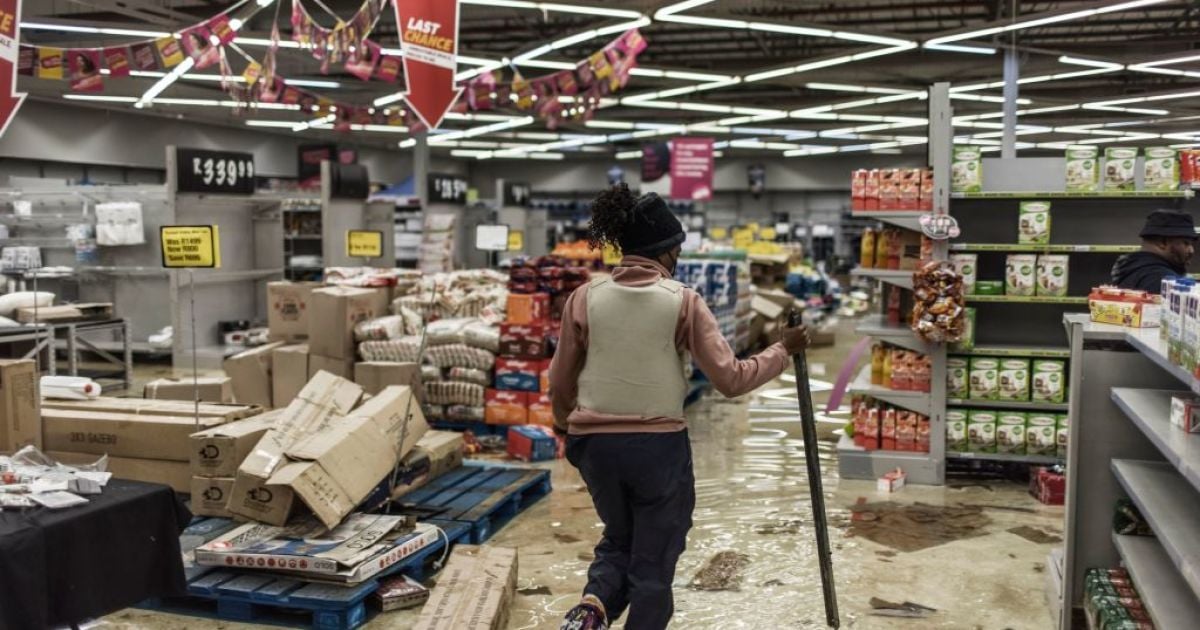 Захватывают ТРЦ и жгут авто: число жертв массовых протестов в ЮАР увеличилось до 72