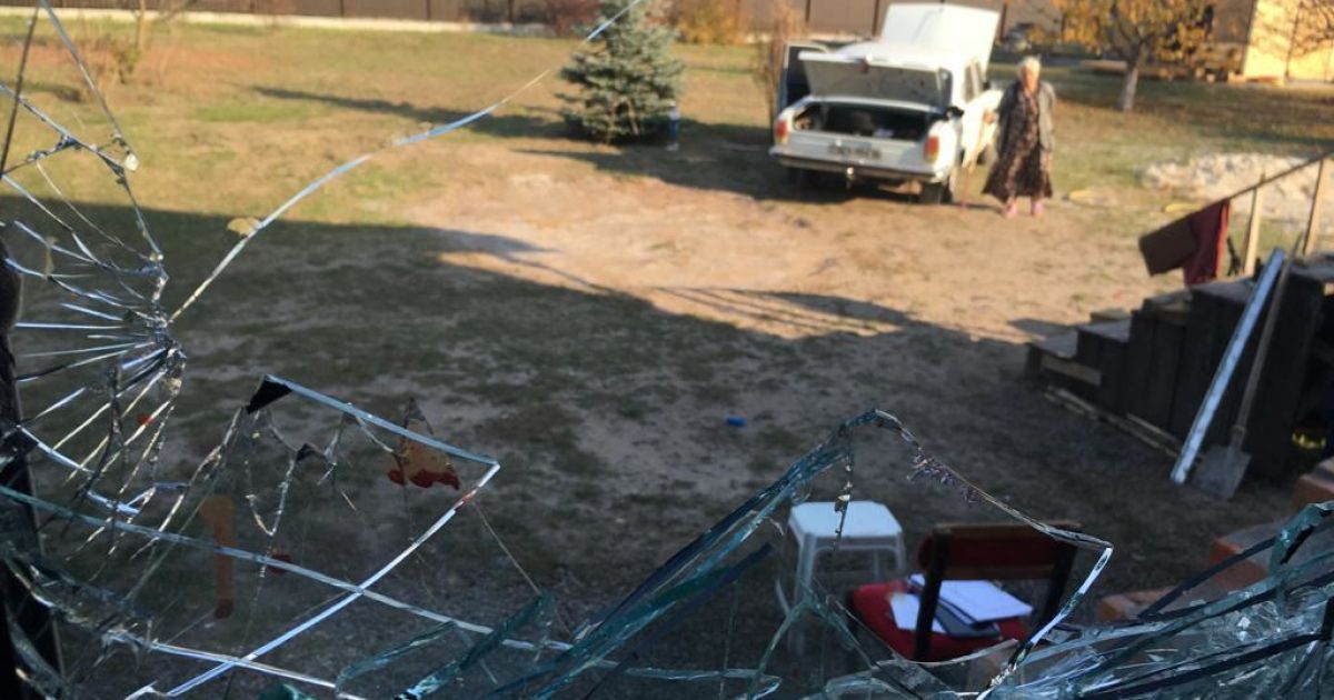 На Київщині чоловік, який з ножем кидався на родича та поліцейських, помер під час затримання