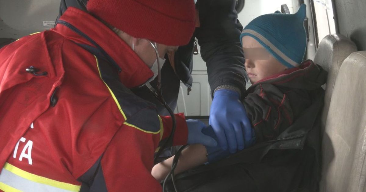 "Шашлыки хотел сделать": семилетний мальчик, который заблудился на болоте на Волыни, объяснил причину исчезновения