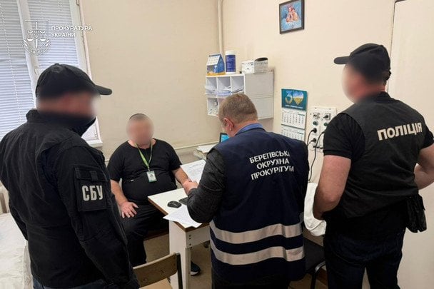 На Закарпатті уролог продавав ухилянтам видалені камені інших пацієнтів, щоб ті могли уникнути мобілізації (фото)