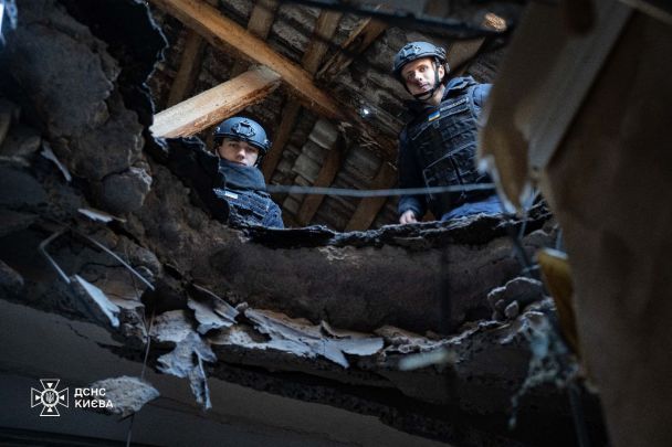 У Печерському районі Києва рятувальники вилучили частину ракети / Фото: ДСНС