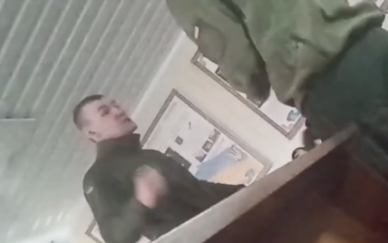 "В штаб п**дуй": в Ивано-Франковске офицер избил срочника (видео 18+)