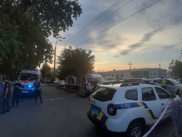 Штурм Шевченківського районного суду Києва, на місце події оперативно прибули правоохоронці, рятувальники та медики / © ТСН.ua