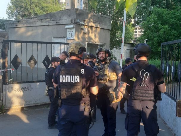 Штурм Шевченківського районного суду Києва, на місце події оперативно прибули правоохоронці, рятувальники та медики / © ТСН.ua