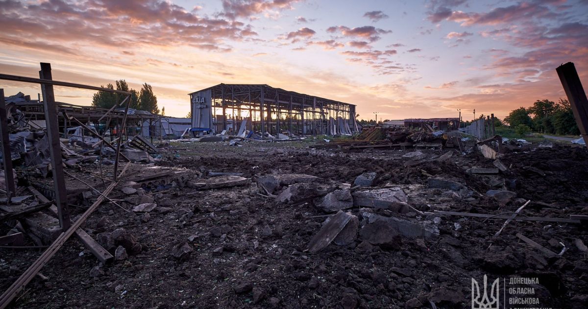 На Донеччині росіяни з ракет обстріляли місто Покровськ і село поблизу: поранені дві людини (фото, відео)