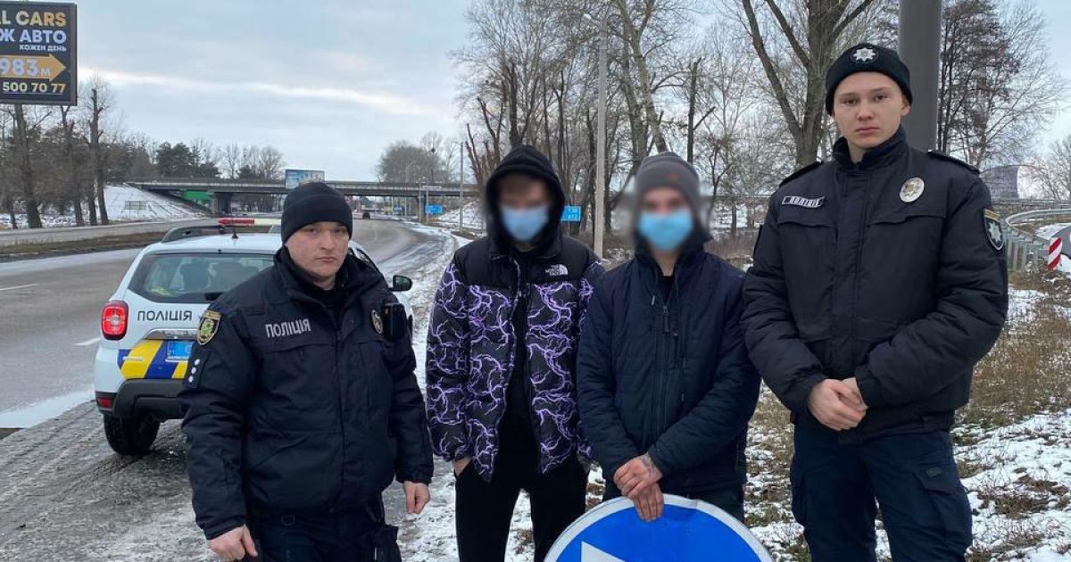 Розтрощив задля лайків: у Харкові підлітка змусили відновити дорожній знак, який він понівечив (відео)