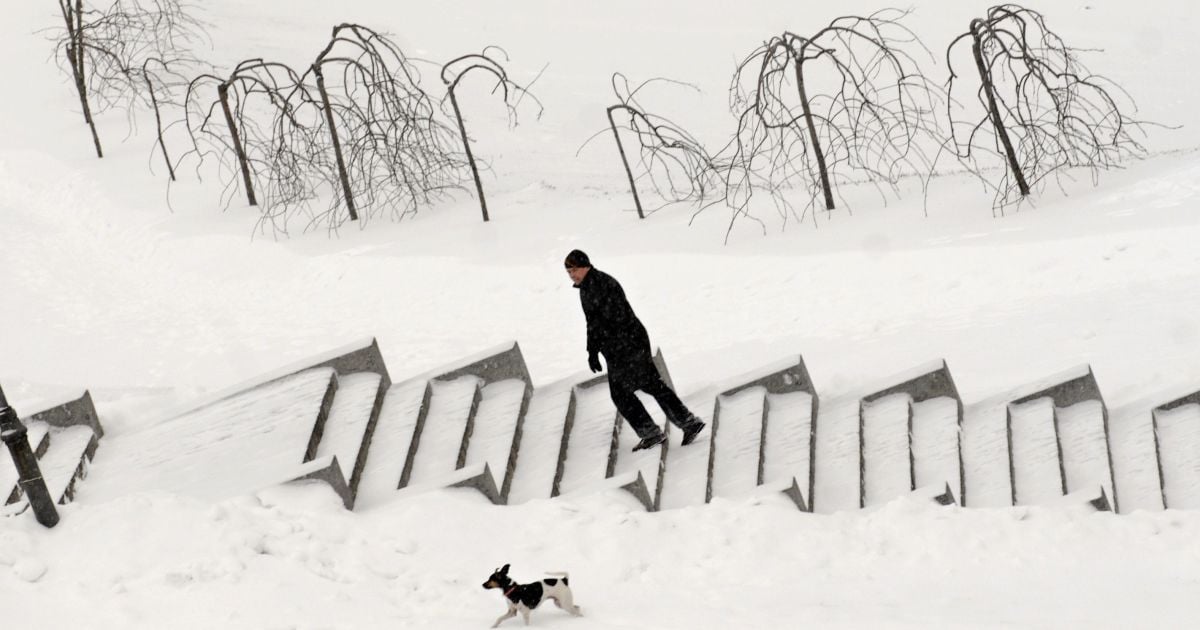 Течение снег. Зима пятница метель. Снегопад в Москве 12 февраля. Февральской пятницы заснеженной. Снег и метель в Москве.