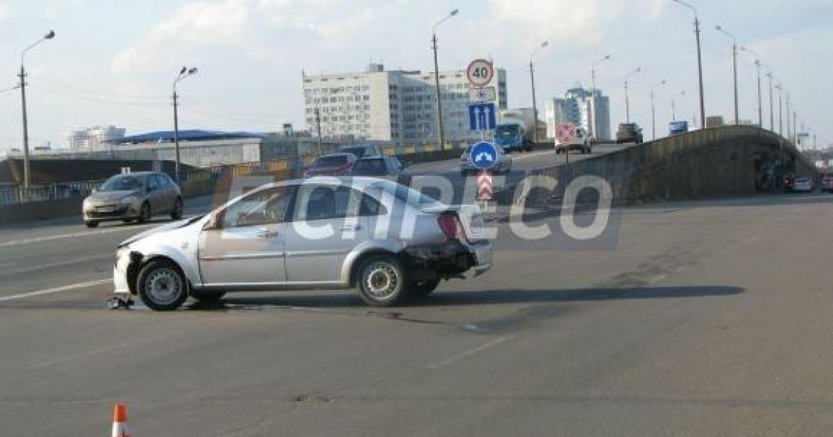 У Києві авто на шаленій швидкості в'їхало в бетонну огорожу