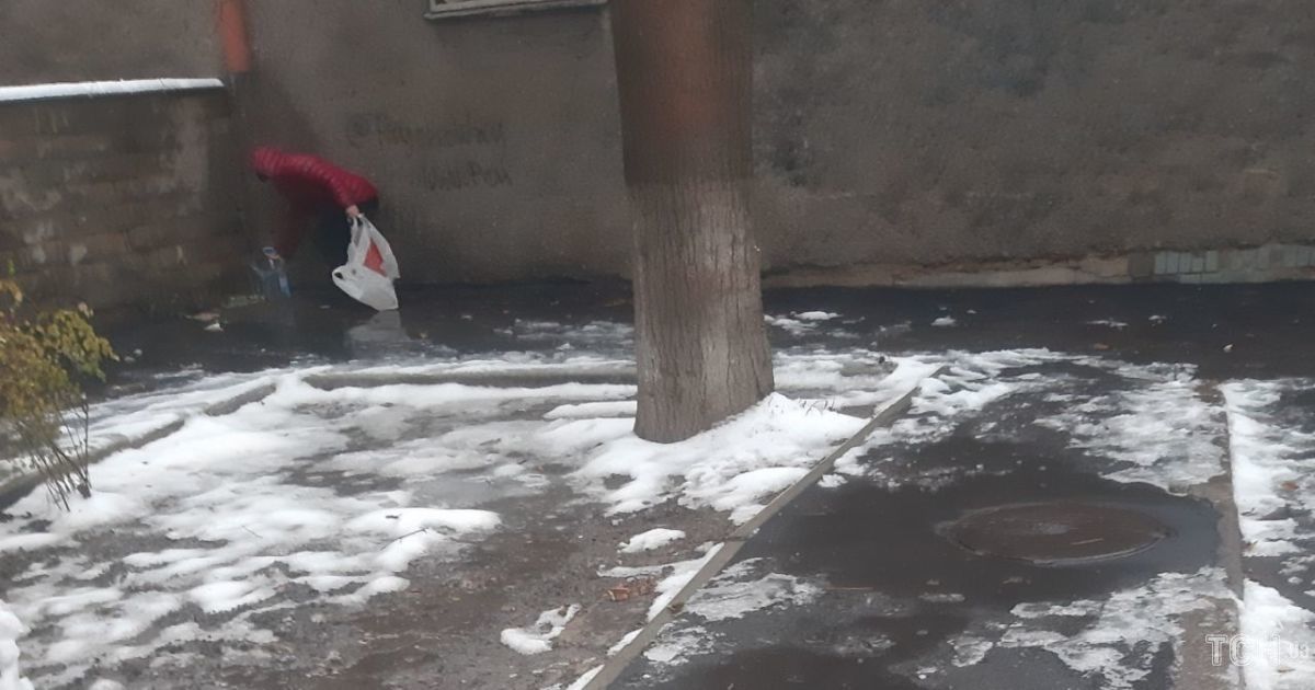 "Зневоднення" Києва: люди набирали воду зі стічних труб багатоповерхівок (фото)