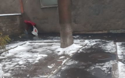 "Зневоднення" Києва: люди набирали воду зі стічних труб багатоповерхівок (фото)