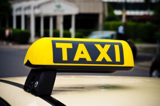 Відмовився везти і силою витяг із машини: таксист відреагував на звинувачення пасажирки про побиття