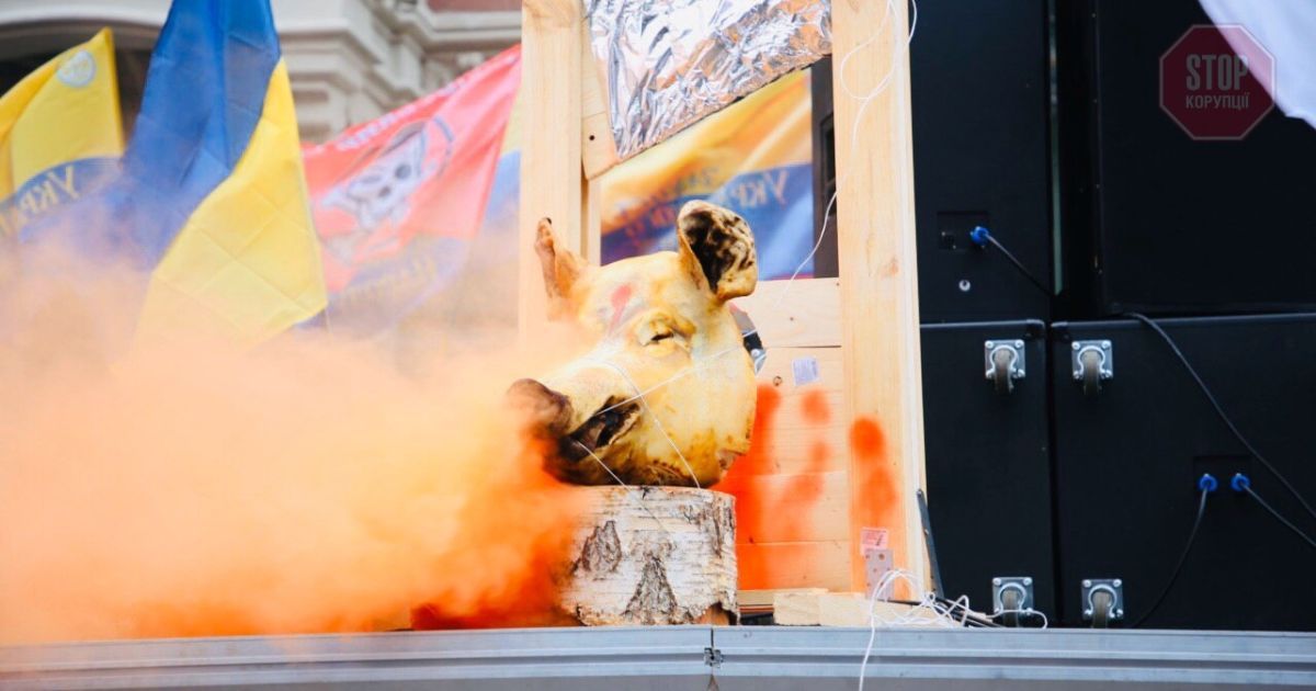 Митинги под Нацбанком: протестующие принесли голову свиньи и ворвались в здание