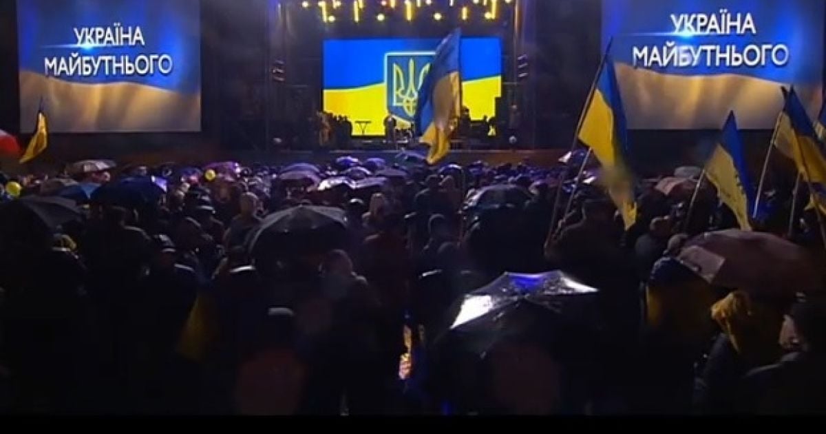 У Дніпропетровську триває великий мітинг на підтримку єдності України