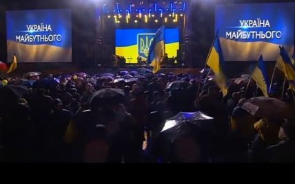 Нардеп Борис Филатов стал на колено перед участниками митинга в Днепропетровске
