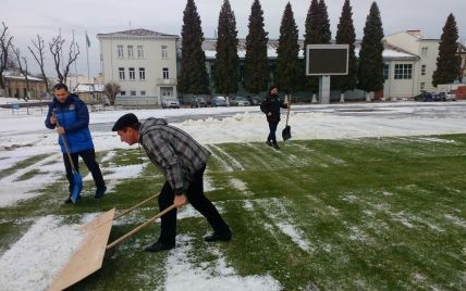 Президент ФК "Львов" почистил стадион от снега к матчу Кубка Украины