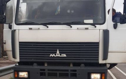 Дрожали руки и путался язык: под Киевом пьяный водитель фуры пытался откупиться от полиции талонами на топливо