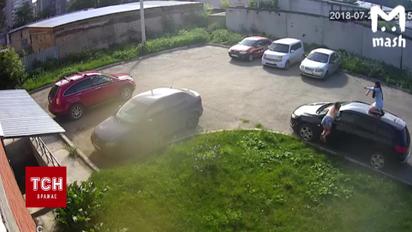 Дискотека на крыше: девушки развлекались, танцуя на чужом автомобиле