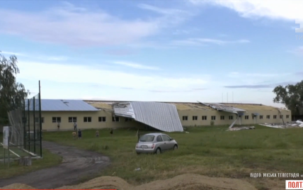 Зірвані дахи та повалені дерева: буревій накоїв шкоди у Полтавській області