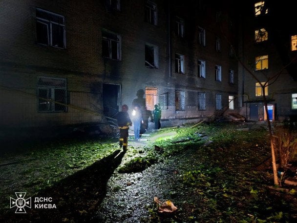 Пошкоджений студенський гуртожиток у Голосіївському районі / © ДСНС