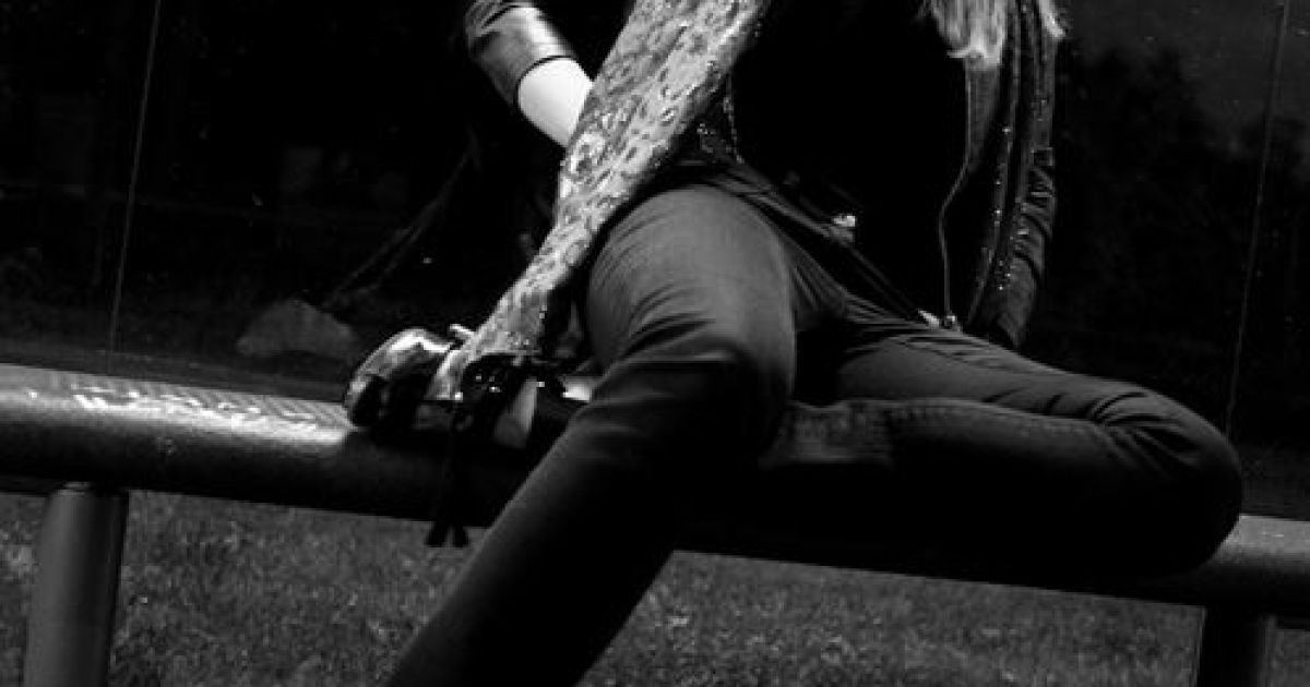 Мерило позирует перед камерами в эффектных образах