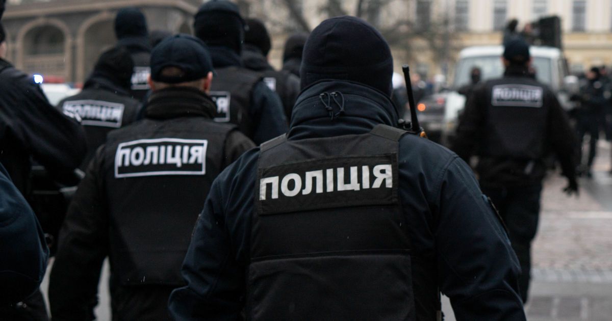 Под Киевом женщины "под мухой" напали на полицейских и пытались сорвать с них защитные маски
