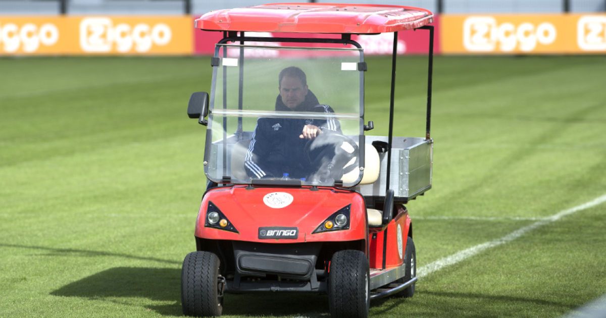 Франк де Бур на гольф-каре