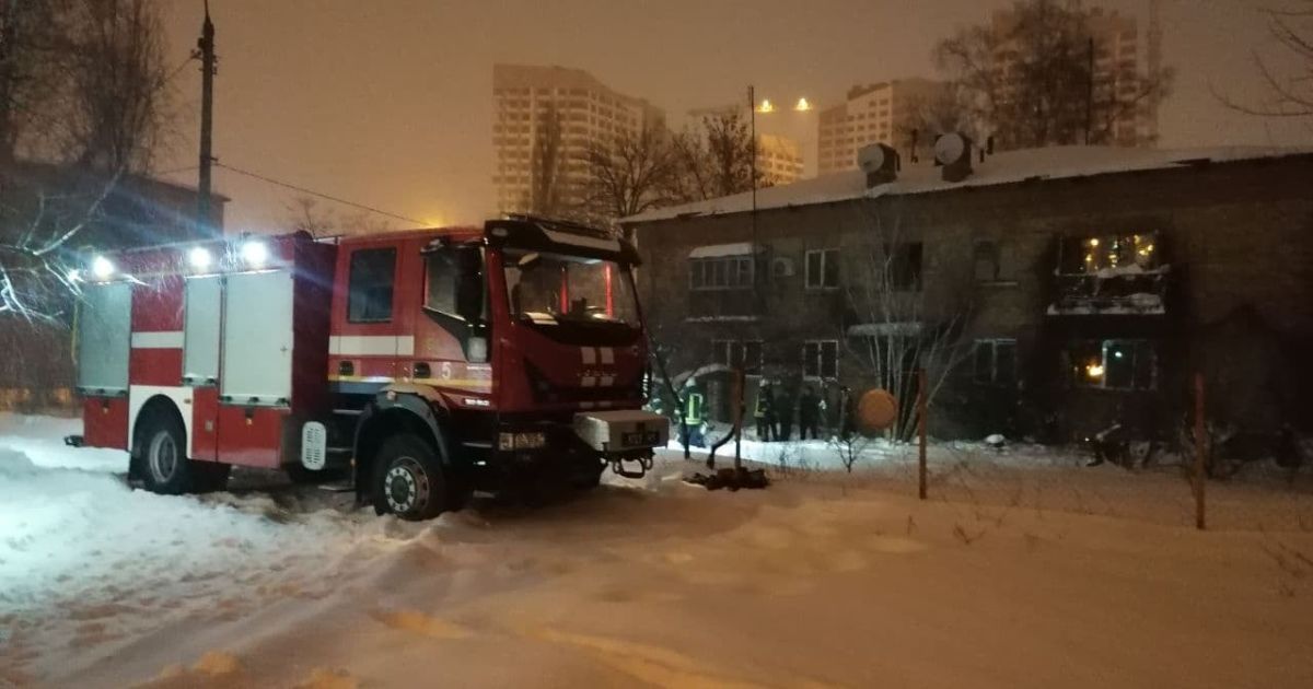 Пожежа у будинку на територій школи у Києві / © Управління ДСНС Києва