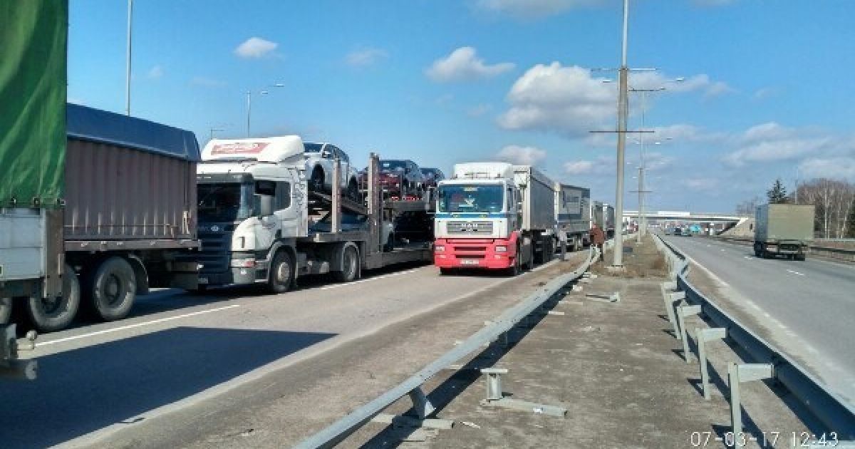 Возле Умани водители грузовиков перекрыли трассу "Киев-Одесса"