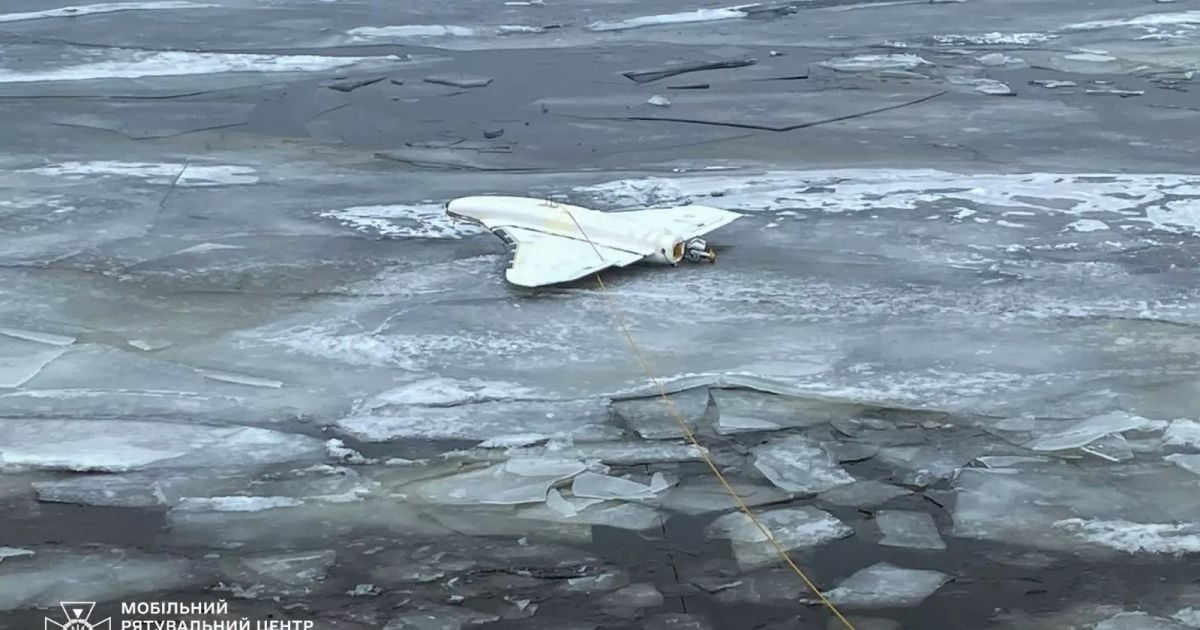 Громадяни помітили підозрілий предмет на льоду водойми