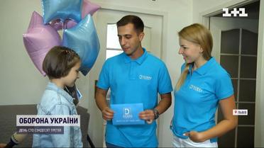 Дівчинка продала своє волосся заради допомоги ЗСУ, їй зібрали гроші й вона їх знову віддала