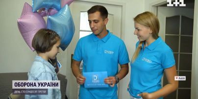 Дівчинка продала своє волосся заради допомоги ЗСУ, їй зібрали гроші й вона їх знову віддала