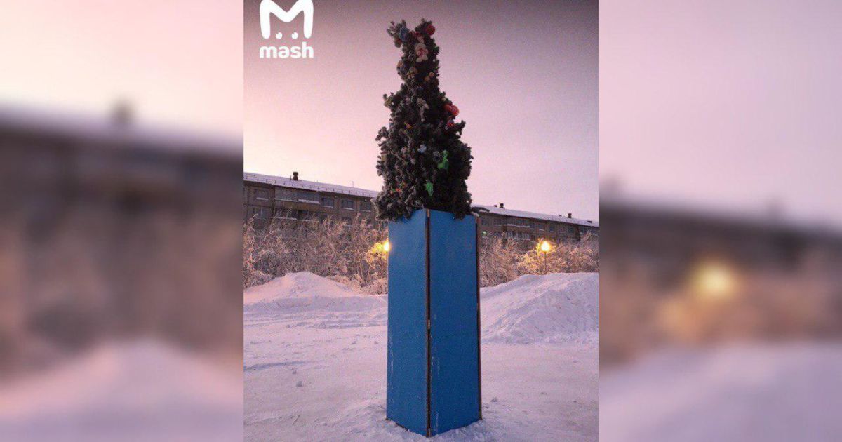 В російському селищі встановили задрипану ялинку на постаменті з фанери
