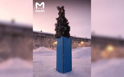 В російському селищі встановили задрипану ялинку на постаменті з фанери