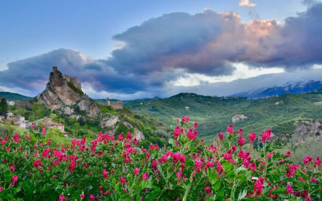 Замок у селі Роккаскаленья, Італія / © CNN