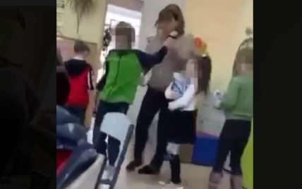 У Києві вчителька початкових класів відлупцювала дитину з аутизмом: стало відомо, як покарали педагогиню