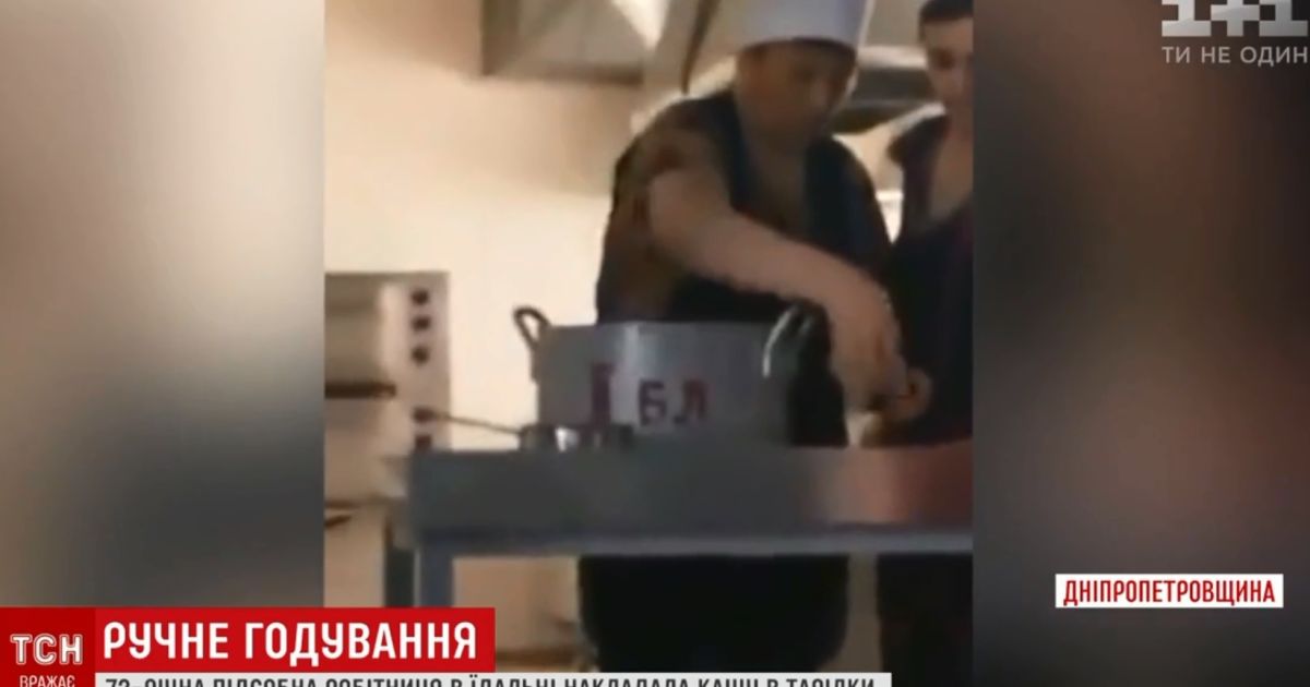 В школьной столовой на Днепропетровщине детям кашу в тарелки раскладывали руками