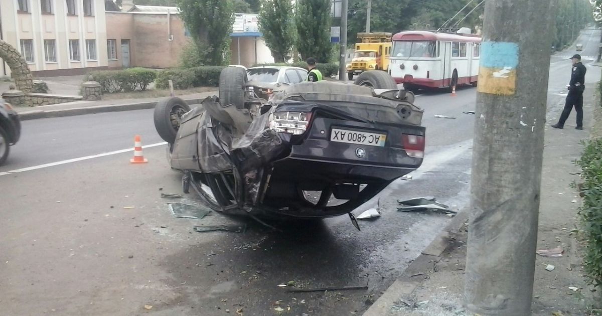 В Ровно патрульный за рулем перевернул посреди дороги BMW с пятью людьми
