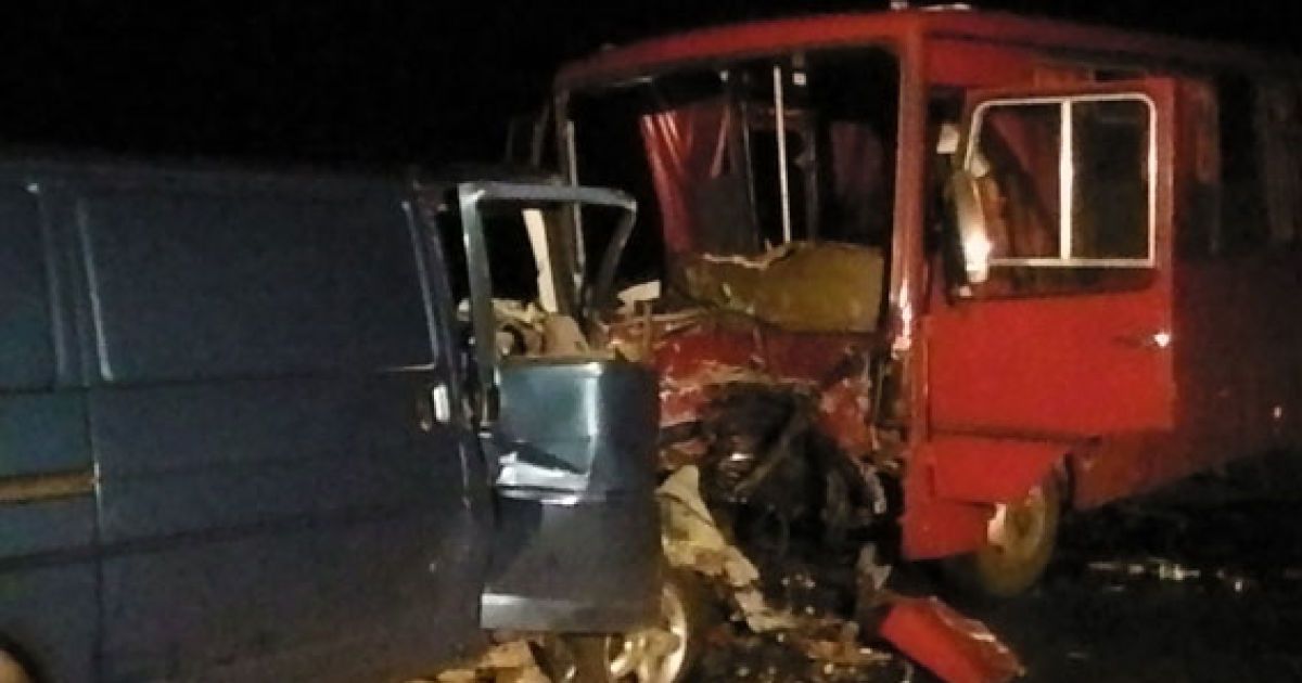 Автобуси на повній швидкості влетіли один в одного