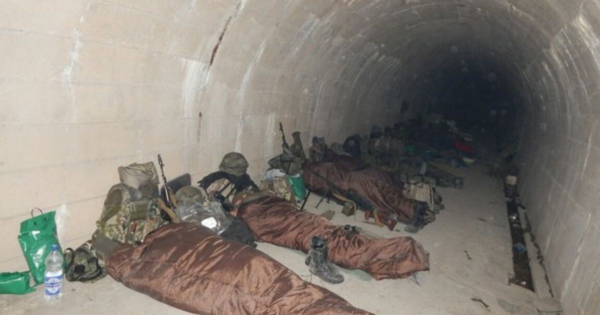 Бійці "Азову" показали своє життя під землею