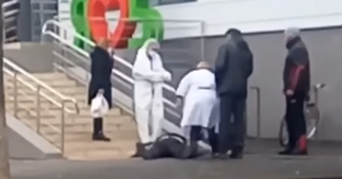 Не дошел несколько метров: в Днепре мужчина умер на пороге амбулатории (видео)