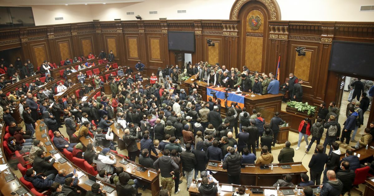 В Армении оппозиция попробует отменить решение об окончании войны в Нагорном Карабахе