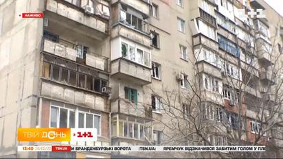 Побитые жилые дома и разбитые автомобили - последствия обстрела Мариуполя