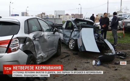 В Киеве пьяный мужчина на Mercedes разбил 7 машин на автостоянке