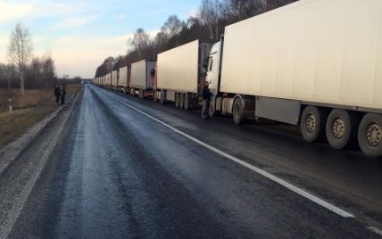 На Волыни 25 российских грузовиков застряли в "ловушке" на блокпосту